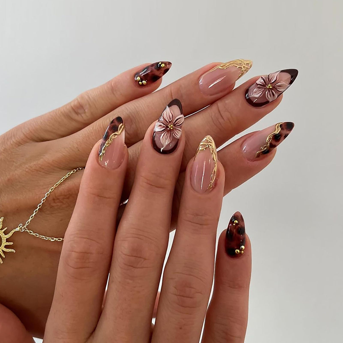 24Pcs Handmade Press on Almond Nails Nude Pink White Gold Flower Fake Nails Pearl False Nails Elegant Summer Nails Glue on Luxurious for Girl Women Stick on Nails Bridal Wedding Formal Events Life