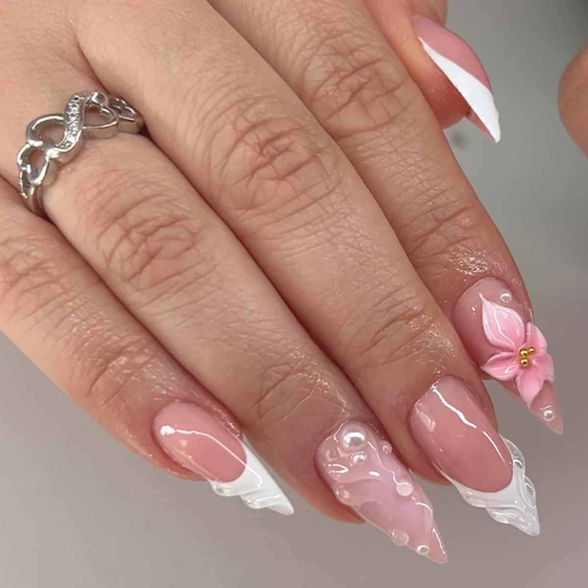 24Pcs Handmade Press on Almond Nails Nude Pink White Gold Flower Fake Nails Pearl False Nails Elegant Summer Nails Glue on Luxurious for Girl Women Stick on Nails Bridal Wedding Formal Events Life