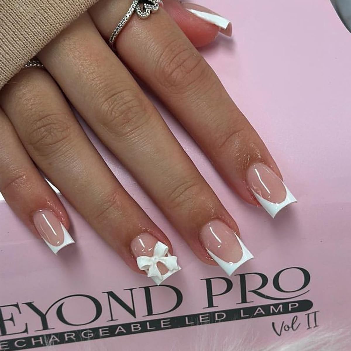 24Pcs French Tip Press on Nails Gloss Short Almond Fake Nails Bow Designs White French Nails Pearl Press ons Cute False Nails Artificial Rhinestones Stick on Nails Acrylic Nails for Women Nail Decor