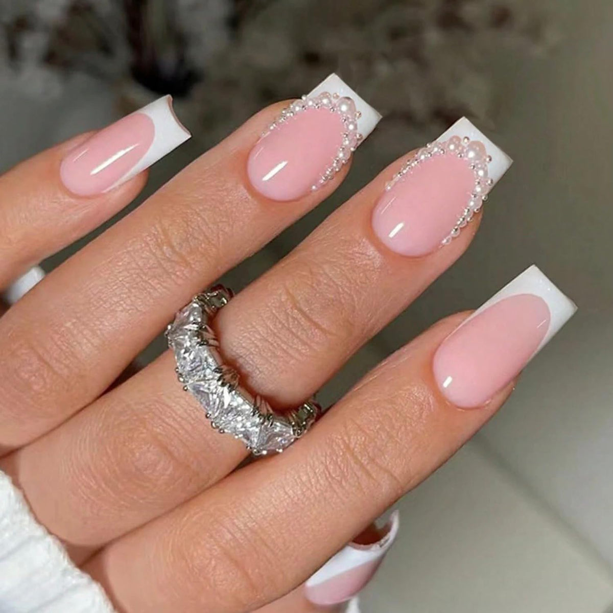 24Pcs French Tip Press on Nails Gloss Short Almond Fake Nails Bow Designs White French Nails Pearl Press ons Cute False Nails Artificial Rhinestones Stick on Nails Acrylic Nails for Women Nail Decor