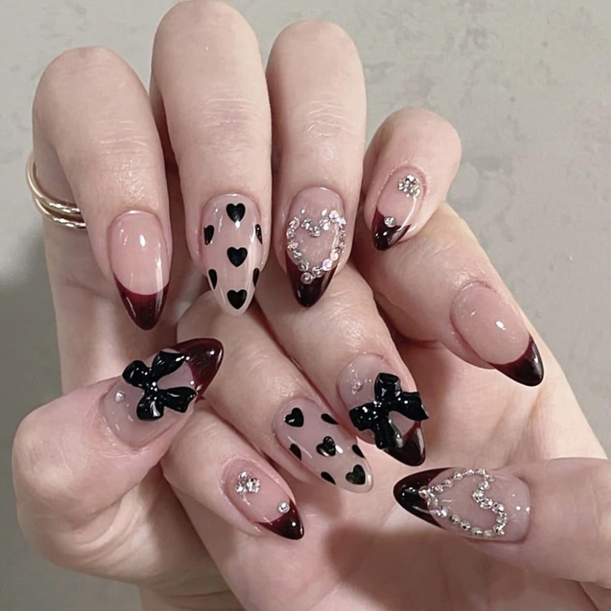 24Pcs French Tip Press on Nails Gloss Short Almond Fake Nails Bow Designs White French Nails Pearl Press ons Cute False Nails Artificial Rhinestones Stick on Nails Acrylic Nails for Women Nail Decor