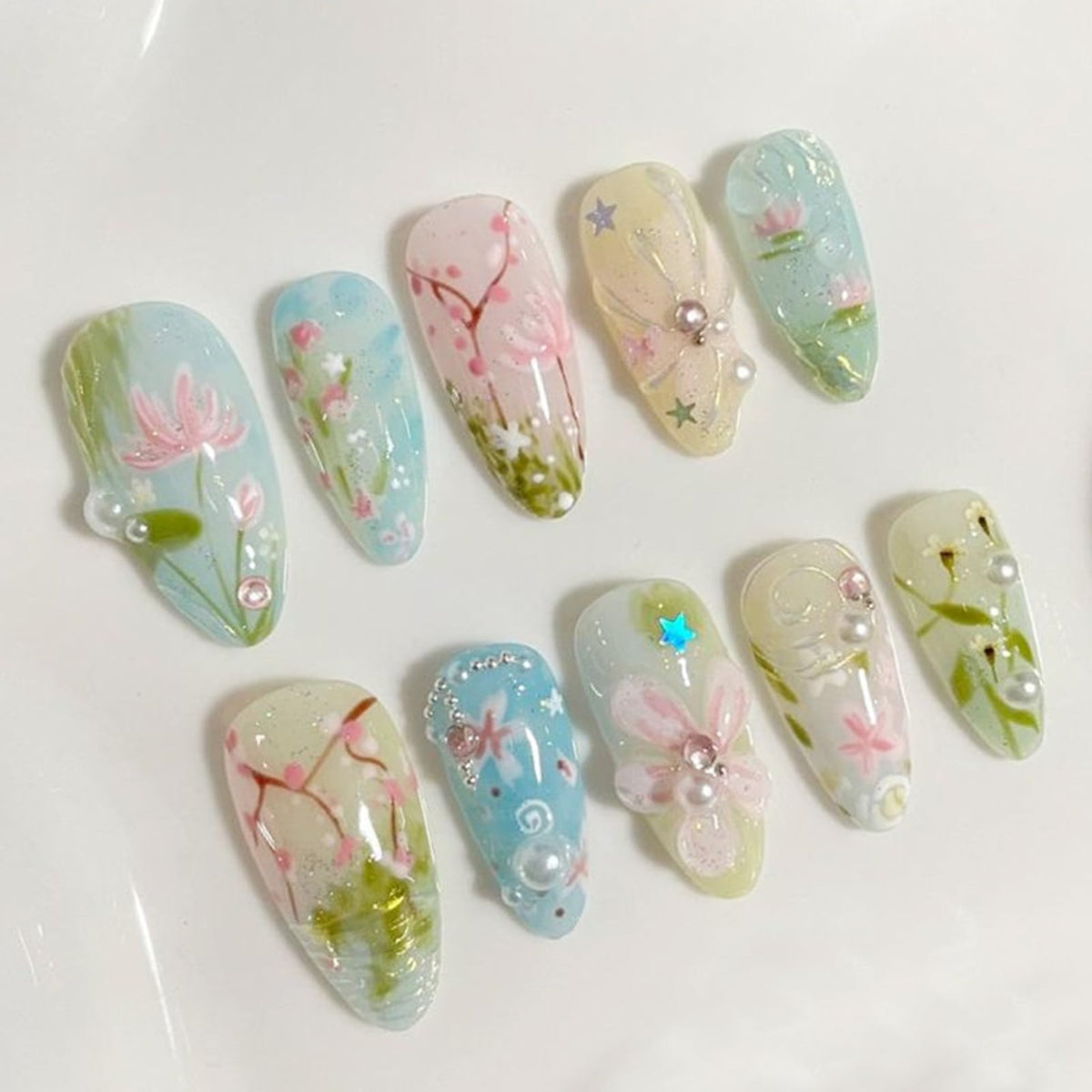 30Pcs Handmade Press on Nails Medium Almond Shape 3D Flower Fake Nails with Chrome Gold Foil Leaves Pearl Designs Nude White Shiny Acrylic Nails Reusable Full Cover Artificial False Nails for Women