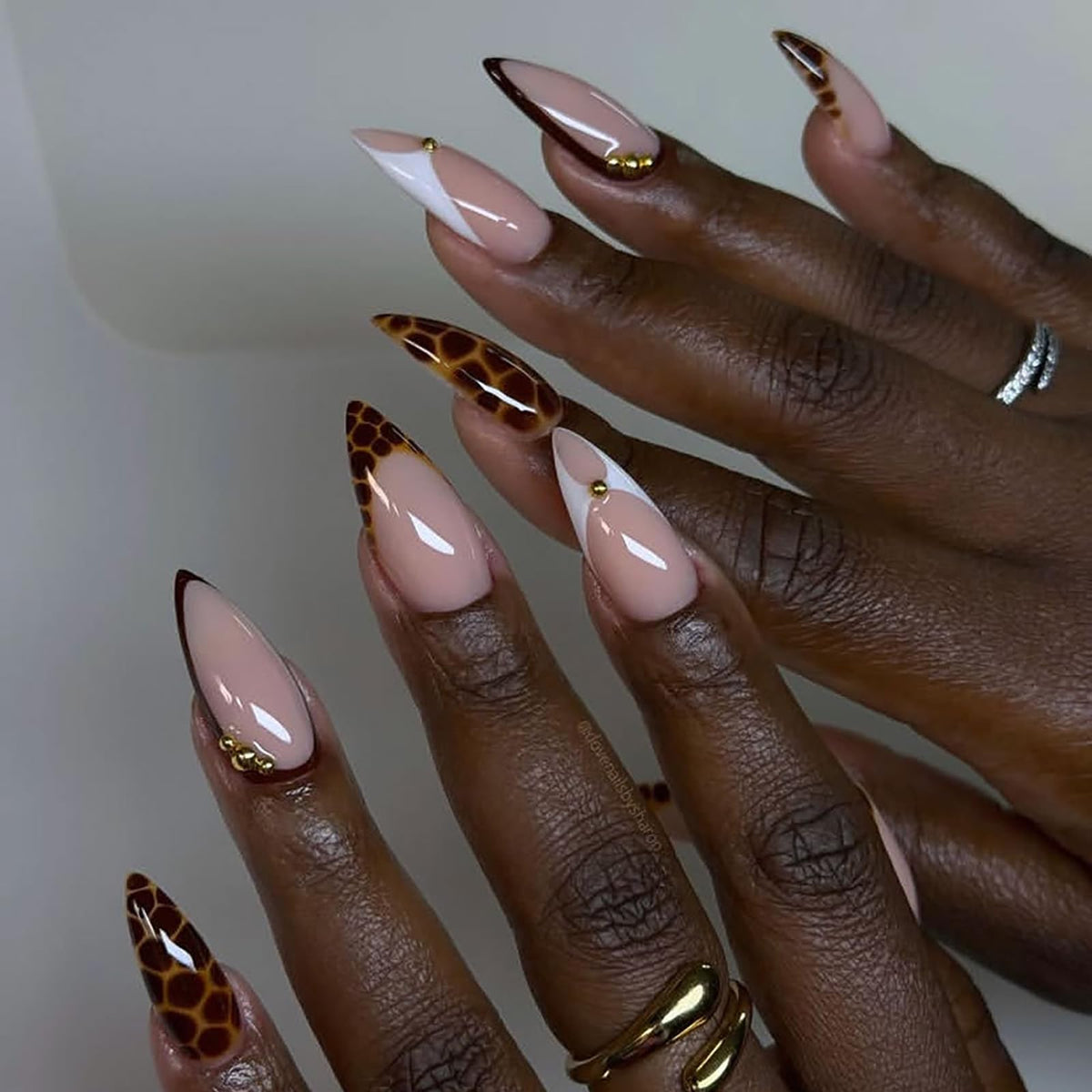 24Pcs Handmade Press on Almond Nails Nude Pink White Gold Flower Fake Nails Pearl False Nails Elegant Summer Nails Glue on Luxurious for Girl Women Stick on Nails Bridal Wedding Formal Events Life