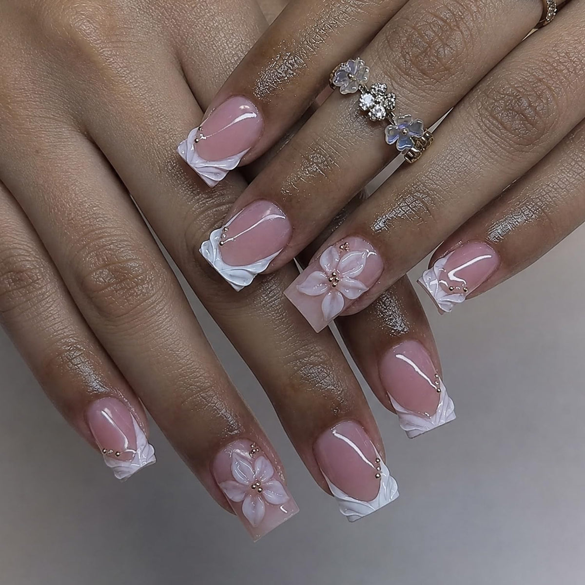 24Pcs Almond Press on Nails Medium Length White French Tip Fake Nails with Gold Lines Designs 3D Bow Acrylic Nails Reusable Cute False Nail Set Nude Glossy French Full Cover Glue on Nails for Women
