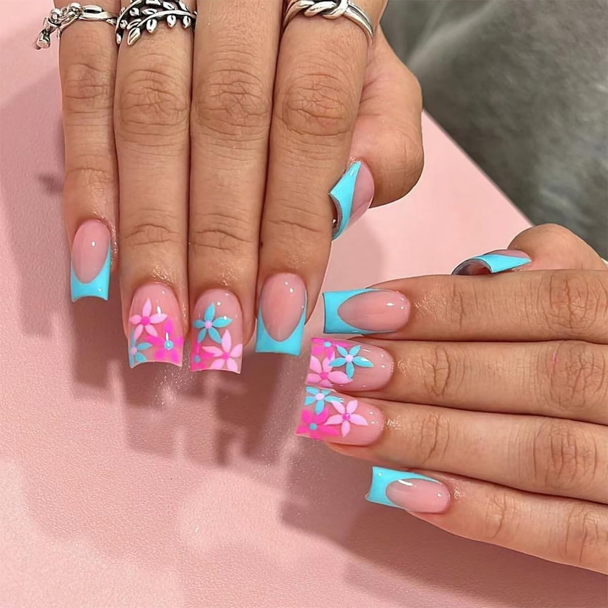24pcs Short Square Press on Nails French Tip Fake Nails White Flower with Star Design Glitter False Nails Luxury Nail Charms Crafts White Stripes Glue on Nails for Women Manicure Tips