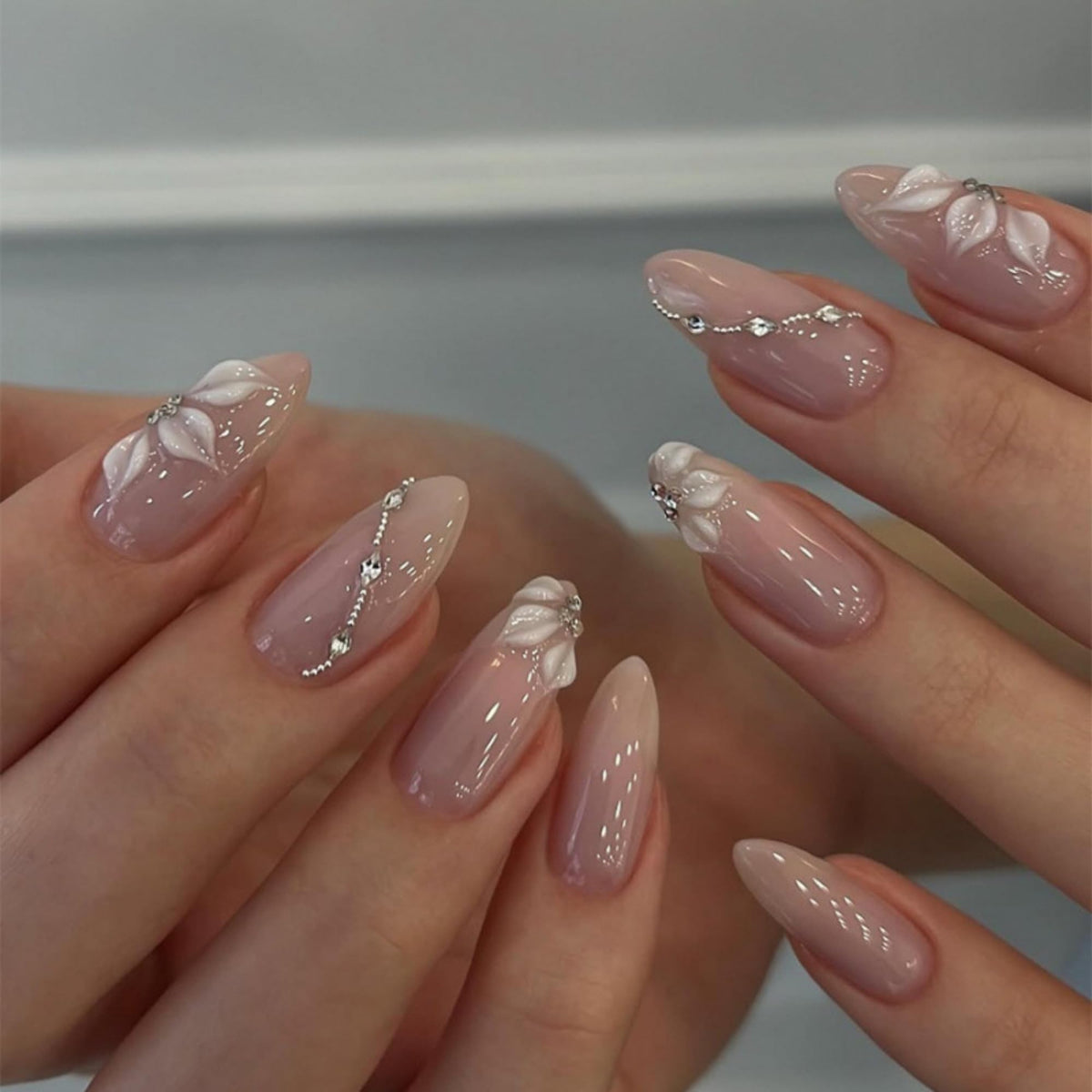 Short Almond Press on Nails Nude Ombre Glossy Fake Nail 30pcs