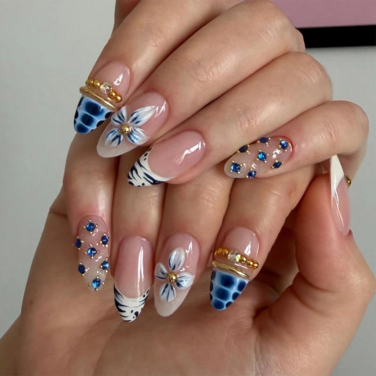 Short Almond Press on Nails Nude Ombre Glossy Fake Nail 30pcs