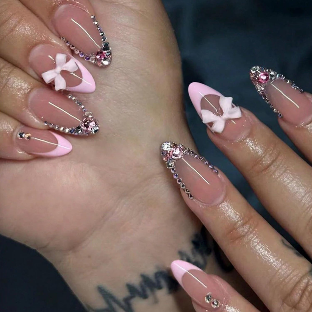 24Pcs French Tip Press on Nails Gloss Short Almond Fake Nails Bow Designs White French Nails Pearl Press ons Cute False Nails Artificial Rhinestones Stick on Nails Acrylic Nails for Women Nail Decor