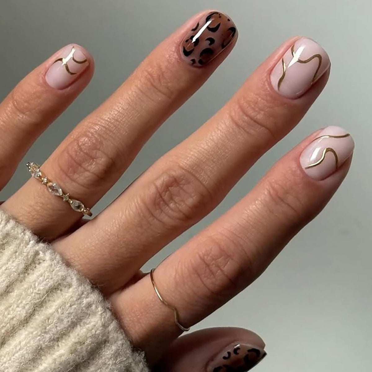 French Tip Press on Nails Glitter Petite Short Square Fake Nails Pink Nude Glossy Design Sparkly False Nails Glue on Nails with Full Cover Acrylic Stick for Women Girls Nail Decorations 24Pcs