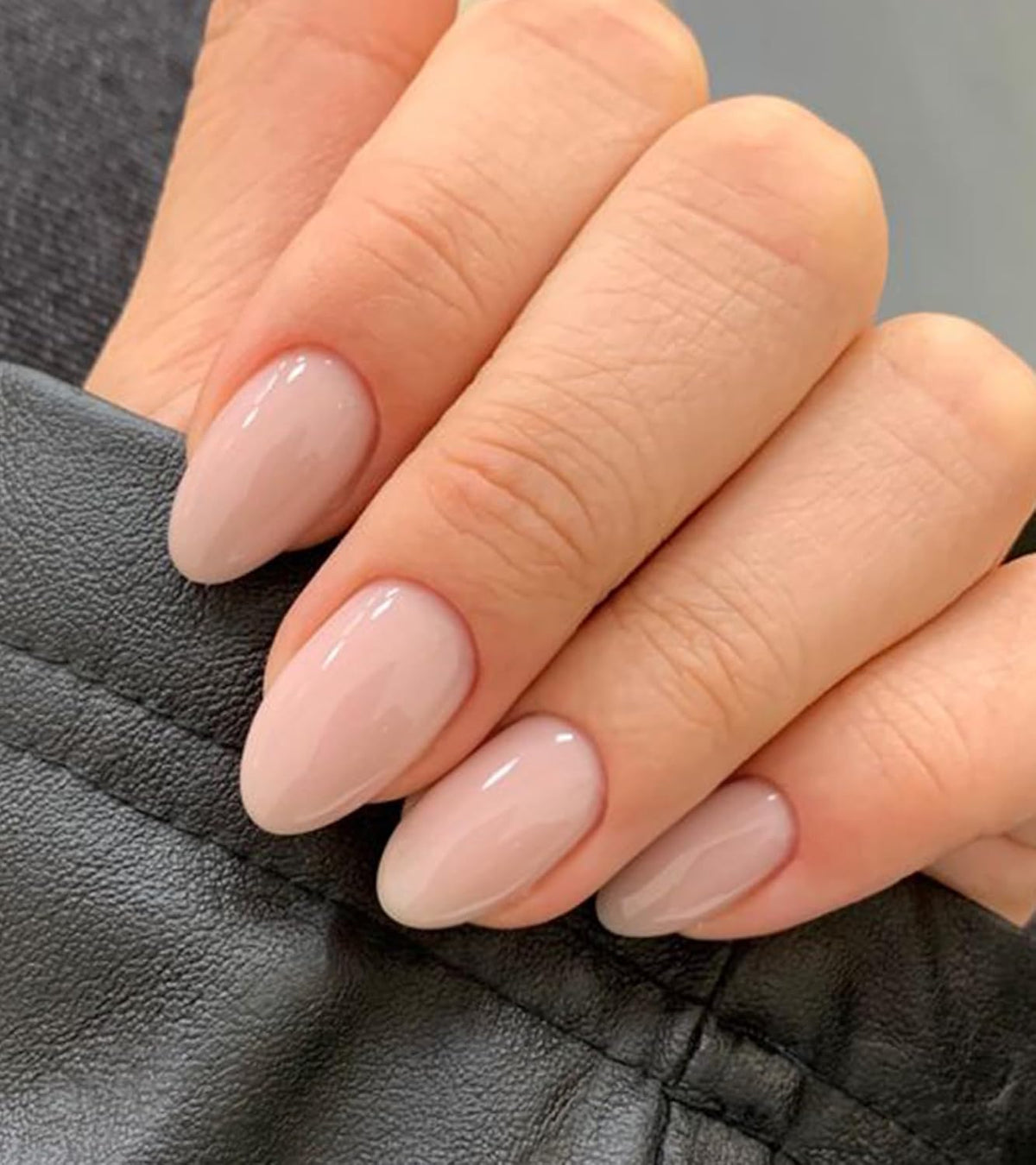 Artquee Press on Nails Short Soft Pink Almond False Tips Glossy Reusable Fake Stick on Nails Kit for Women - 32 Pcs 16 Sizes