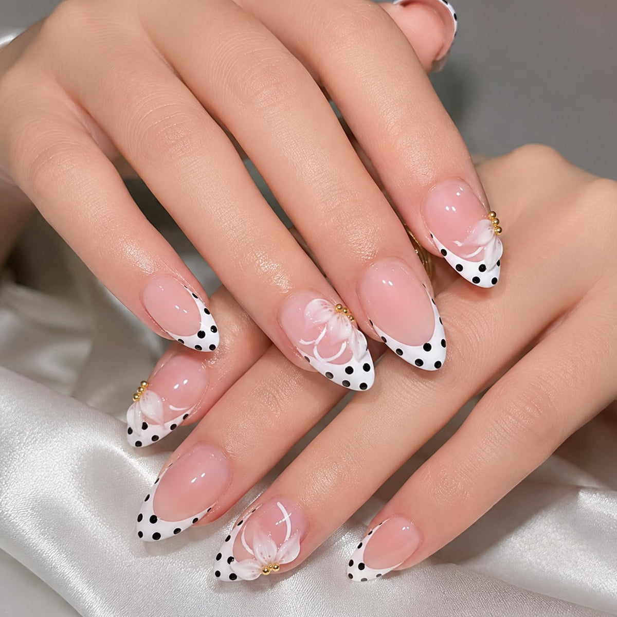24Pcs White Flower Press on Nails Gold Bead Star French Tip Fake Nails