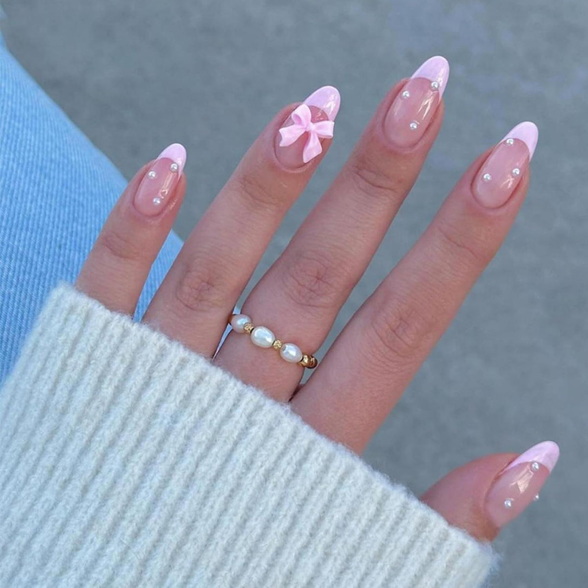 24Pcs French Tip Press on Nails Gloss Short Almond Fake Nails Bow Designs White French Nails Pearl Press ons Cute False Nails Artificial Rhinestones Stick on Nails Acrylic Nails for Women Nail Decor