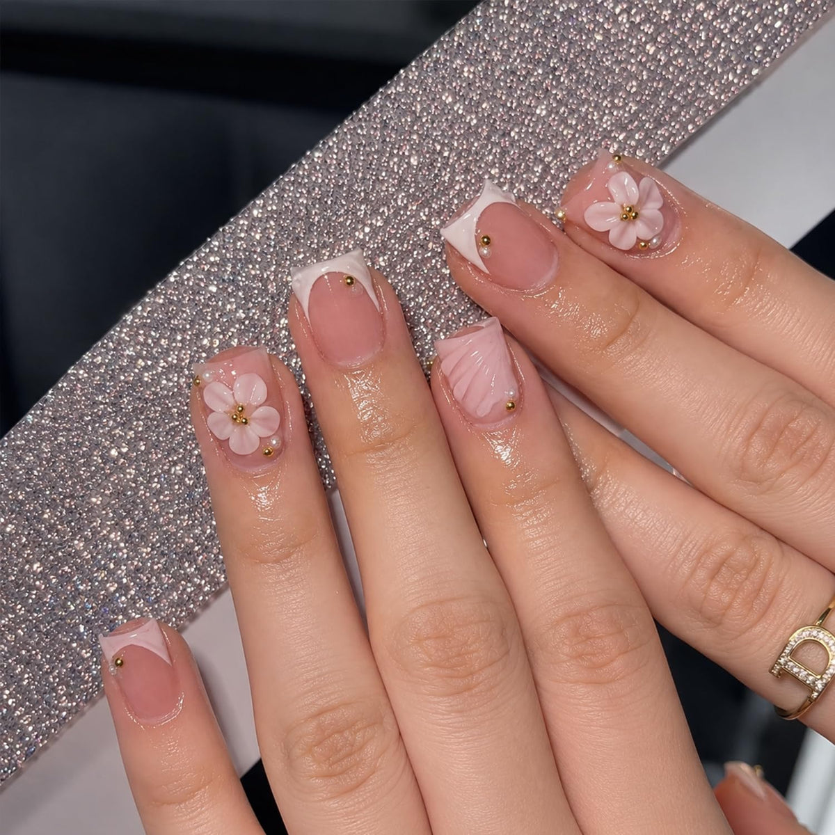 24Pcs White Flower Press on Nails Gold Bead Star French Tip Fake Nails
