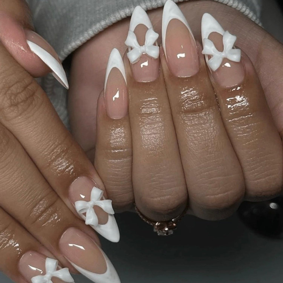 24Pcs French Tip Press on Nails Gloss Short Almond Fake Nails Bow Designs White French Nails Pearl Press ons Cute False Nails Artificial Rhinestones Stick on Nails Acrylic Nails for Women Nail Decor