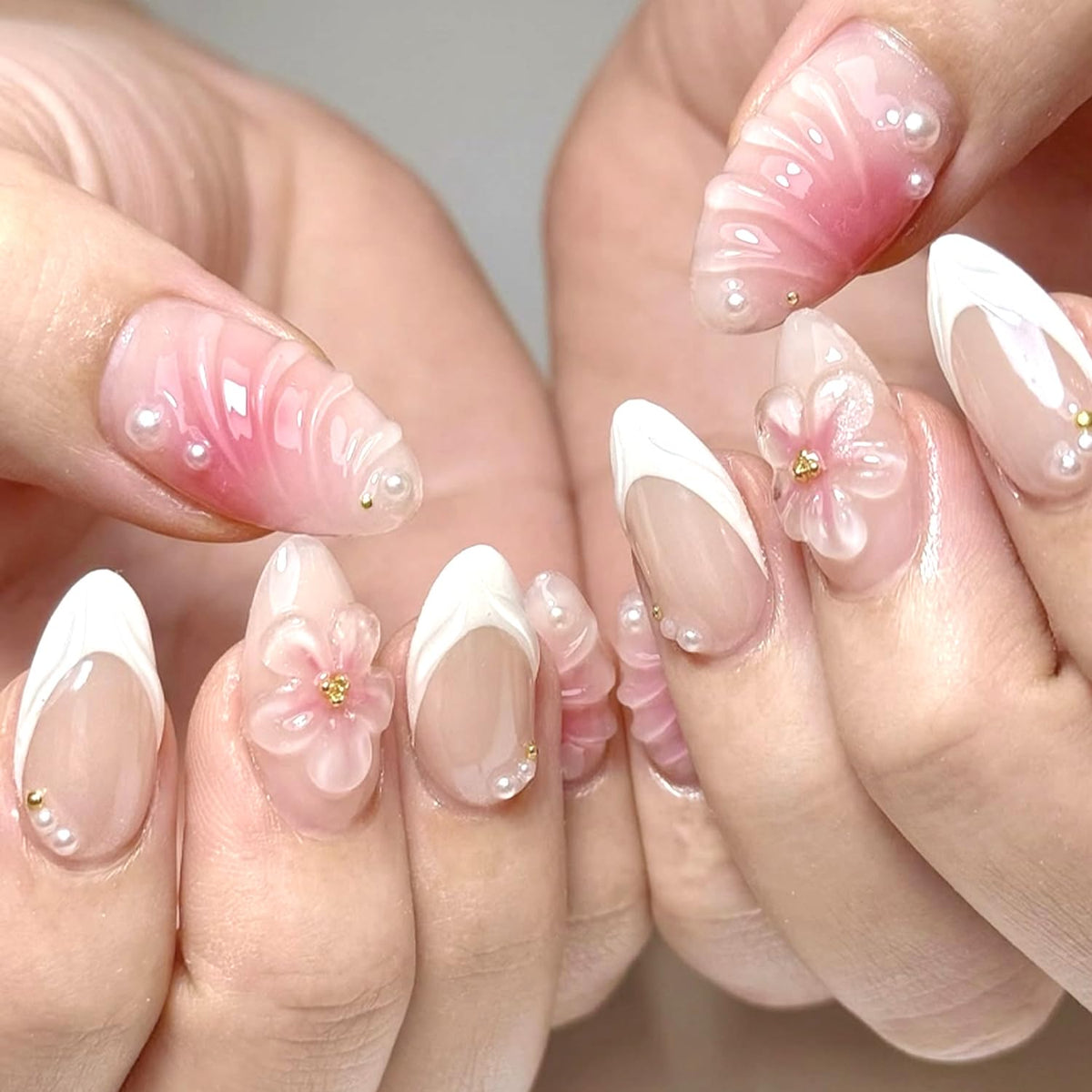 24Pcs French Tip Press on Nails Gloss Short Almond Fake Nails Bow Designs White French Nails Pearl Press ons Cute False Nails Artificial Rhinestones Stick on Nails Acrylic Nails for Women Nail Decor