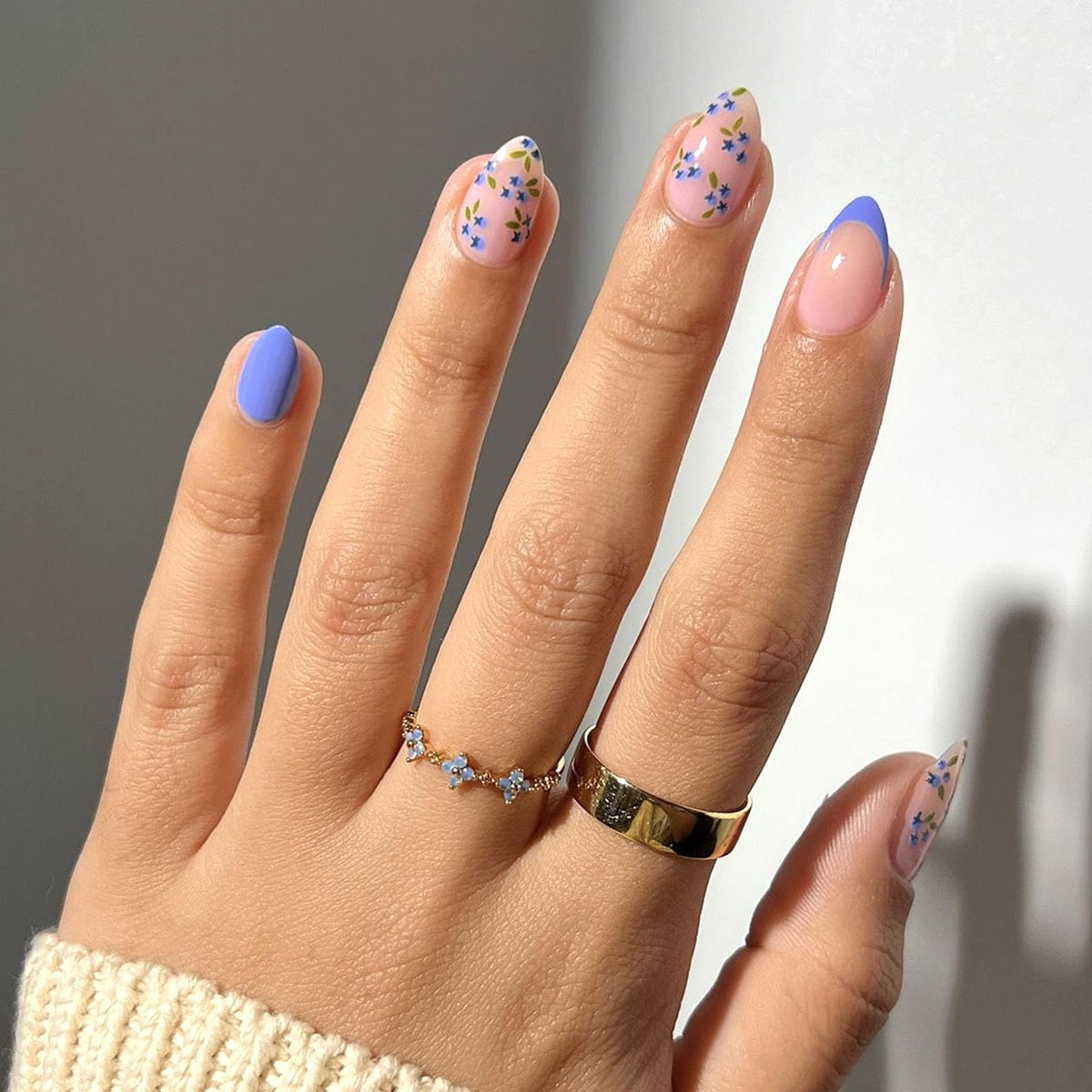 Short Press On Almond Fake Nails - Flower Acrylic Fall Nails Press Ons Full Cover Glue On Cute False Floral Stick On Nails for Women - 30 Pcs