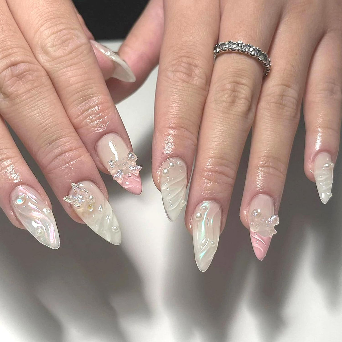 24Pcs French Tip Press on Nails Gloss Short Almond Fake Nails Bow Designs White French Nails Pearl Press ons Cute False Nails Artificial Rhinestones Stick on Nails Acrylic Nails for Women Nail Decor