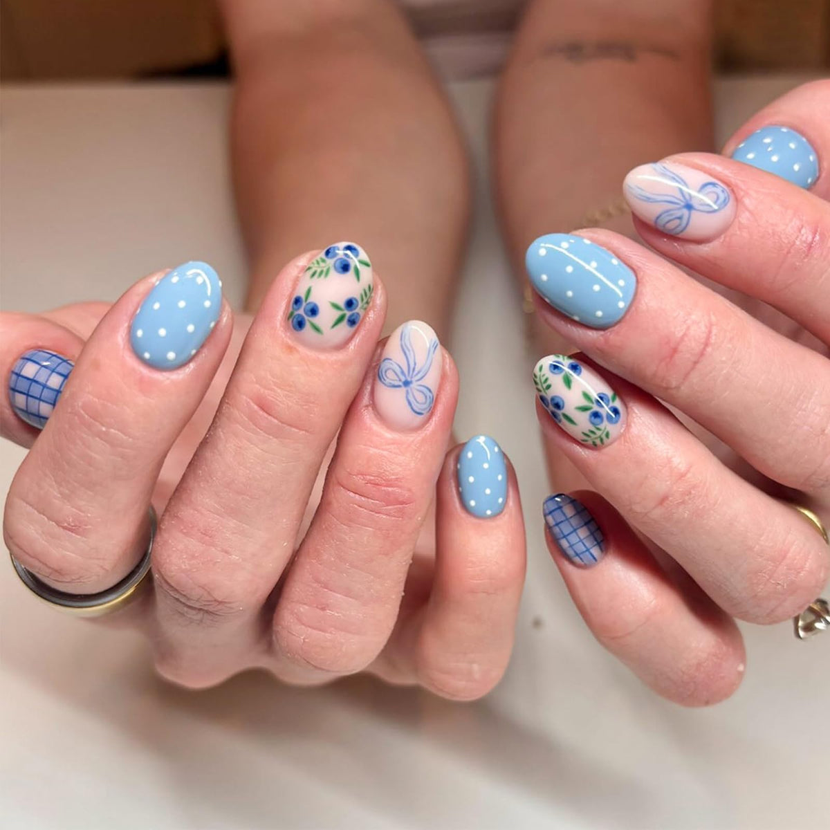 30Pcs Handmade Press on Nails Medium Almond Shape 3D Flower Fake Nails with Chrome Gold Foil Leaves Pearl Designs Nude White Shiny Acrylic Nails Reusable Full Cover Artificial False Nails for Women