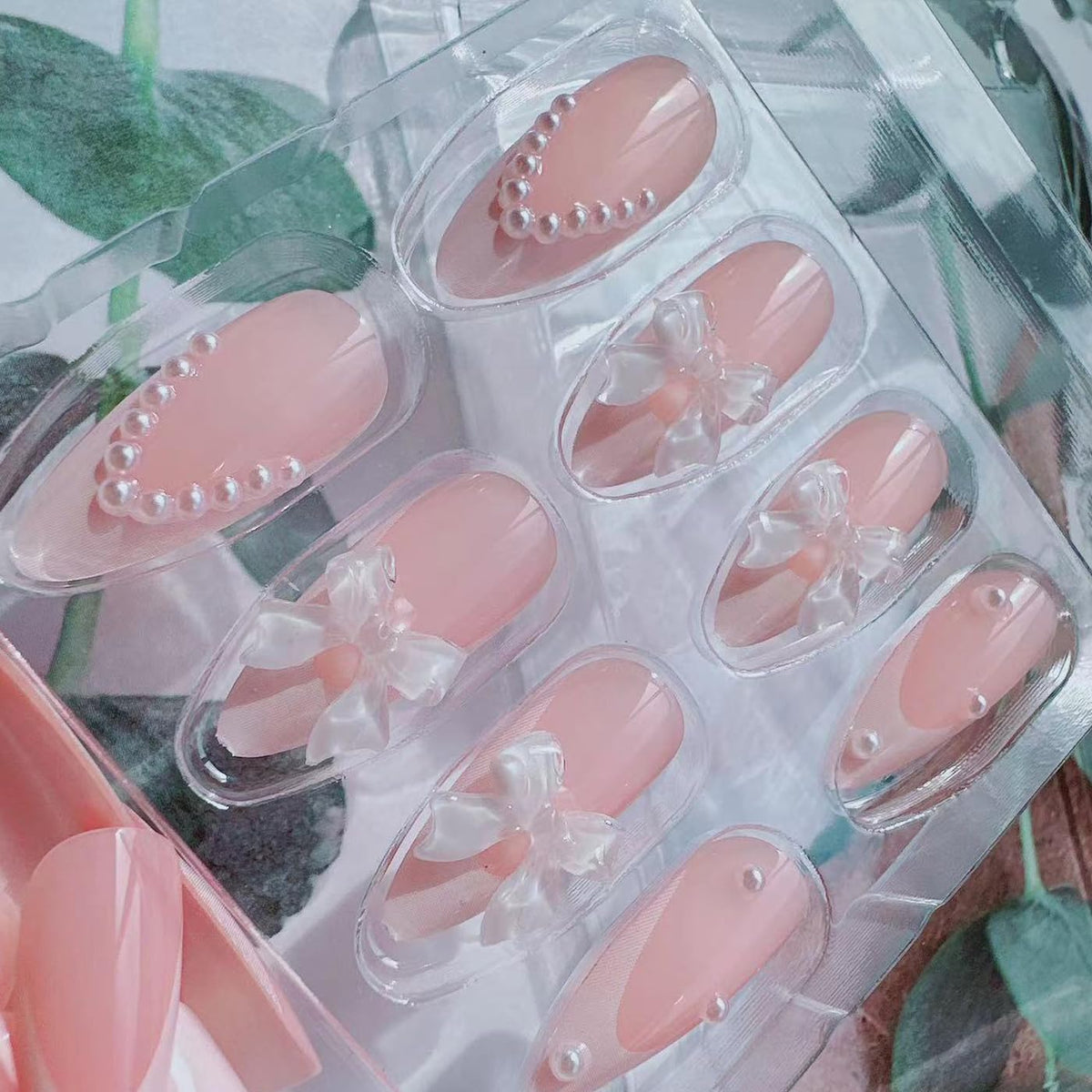 24Pcs French Tip Press on Nails Gloss Short Almond Fake Nails Bow Designs White French Nails Pearl Press ons Cute False Nails Artificial Rhinestones Stick on Nails Acrylic Nails for Women Nail Decor