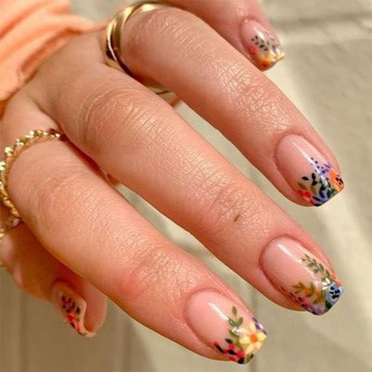 Short Press on Nails Square Fall Burgundy Fake Nails with Golden Glitter Designs Acrylic Nails Press ons Reusable Glue on Nails for Women and Girls Daily Wear 24 Pcs