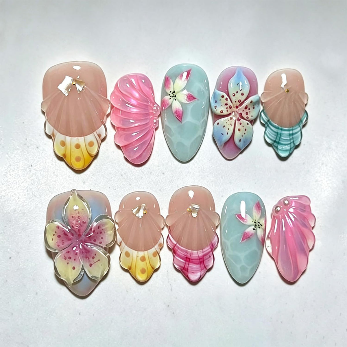 24Pcs White Flower Press on Nails Gold Bead Star French Tip Fake Nails