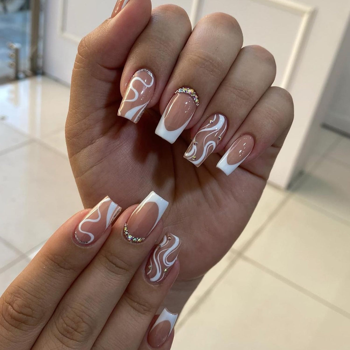 24Pcs French Tip Press on Nails Gloss Short Almond Fake Nails Bow Designs White French Nails Pearl Press ons Cute False Nails Artificial Rhinestones Stick on Nails Acrylic Nails for Women Nail Decor