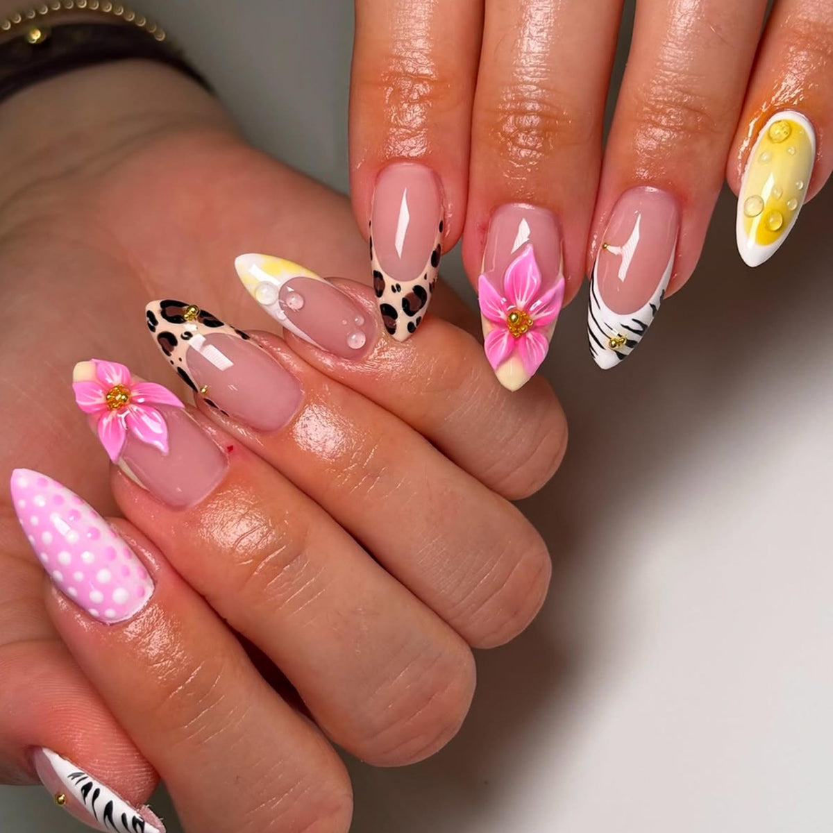 Short Almond Press on Nails Nude Ombre Glossy Fake Nail 30pcs