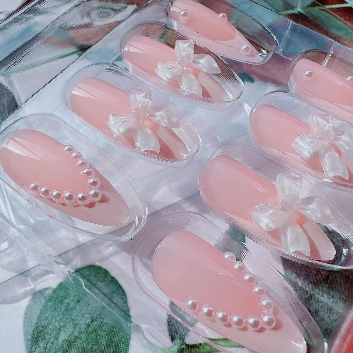24Pcs French Tip Press on Nails Gloss Short Almond Fake Nails Bow Designs White French Nails Pearl Press ons Cute False Nails Artificial Rhinestones Stick on Nails Acrylic Nails for Women Nail Decor
