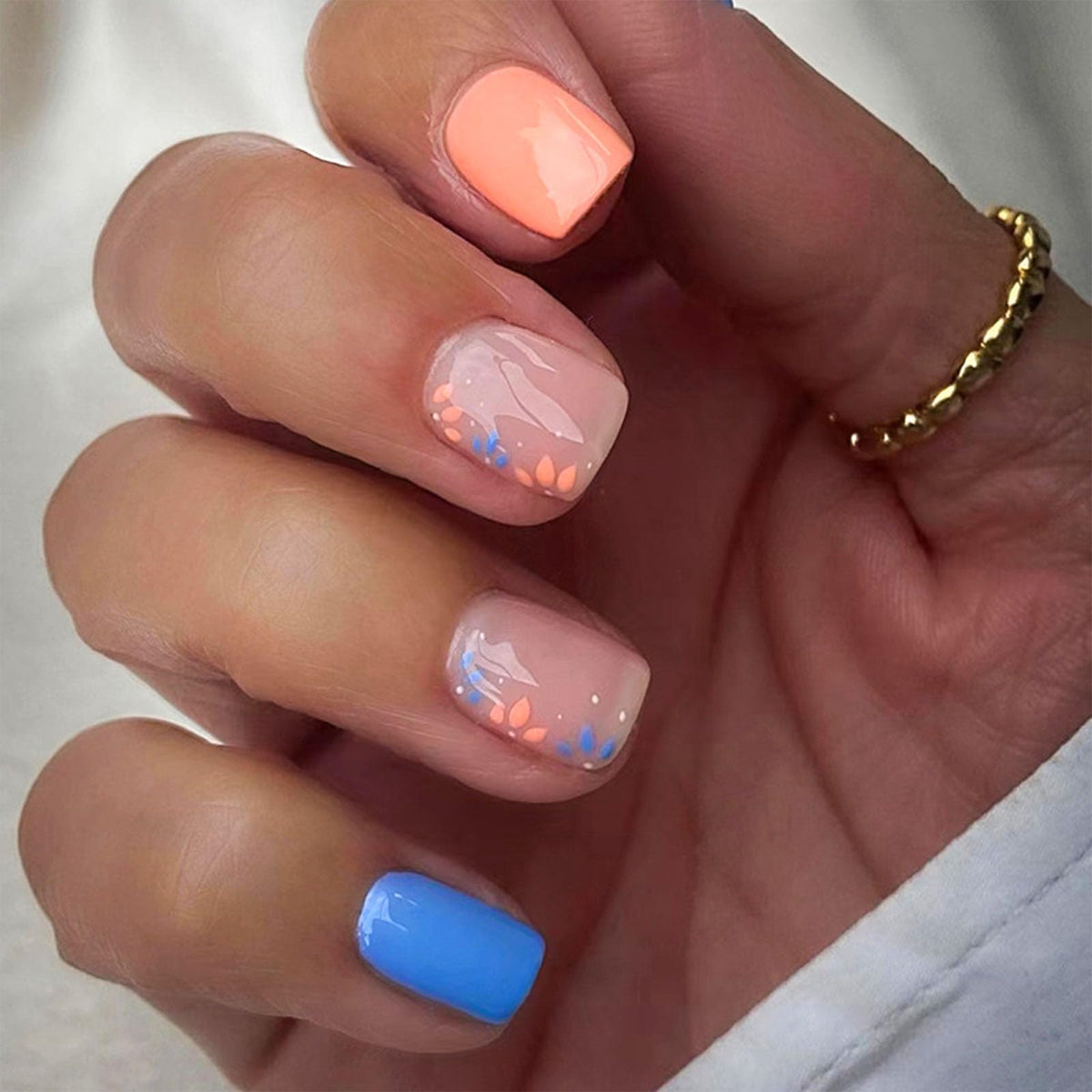 Short Press on Nails Square Nude Ombre Fake Nails Press ons White Glue Stick on Nails with Designs Full Cover Acrylic Glossy Artificial Cute False Nail for Women Girls 24 Pcs