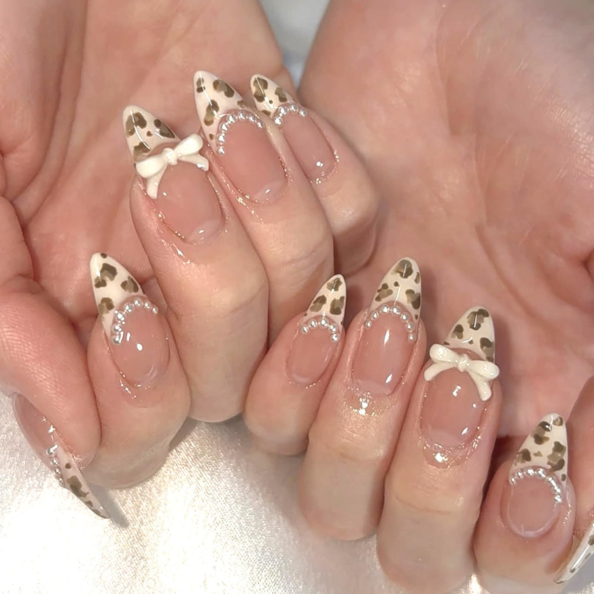 24Pcs French Tip Press on Nails Gloss Short Almond Fake Nails Bow Designs White French Nails Pearl Press ons Cute False Nails Artificial Rhinestones Stick on Nails Acrylic Nails for Women Nail Decor