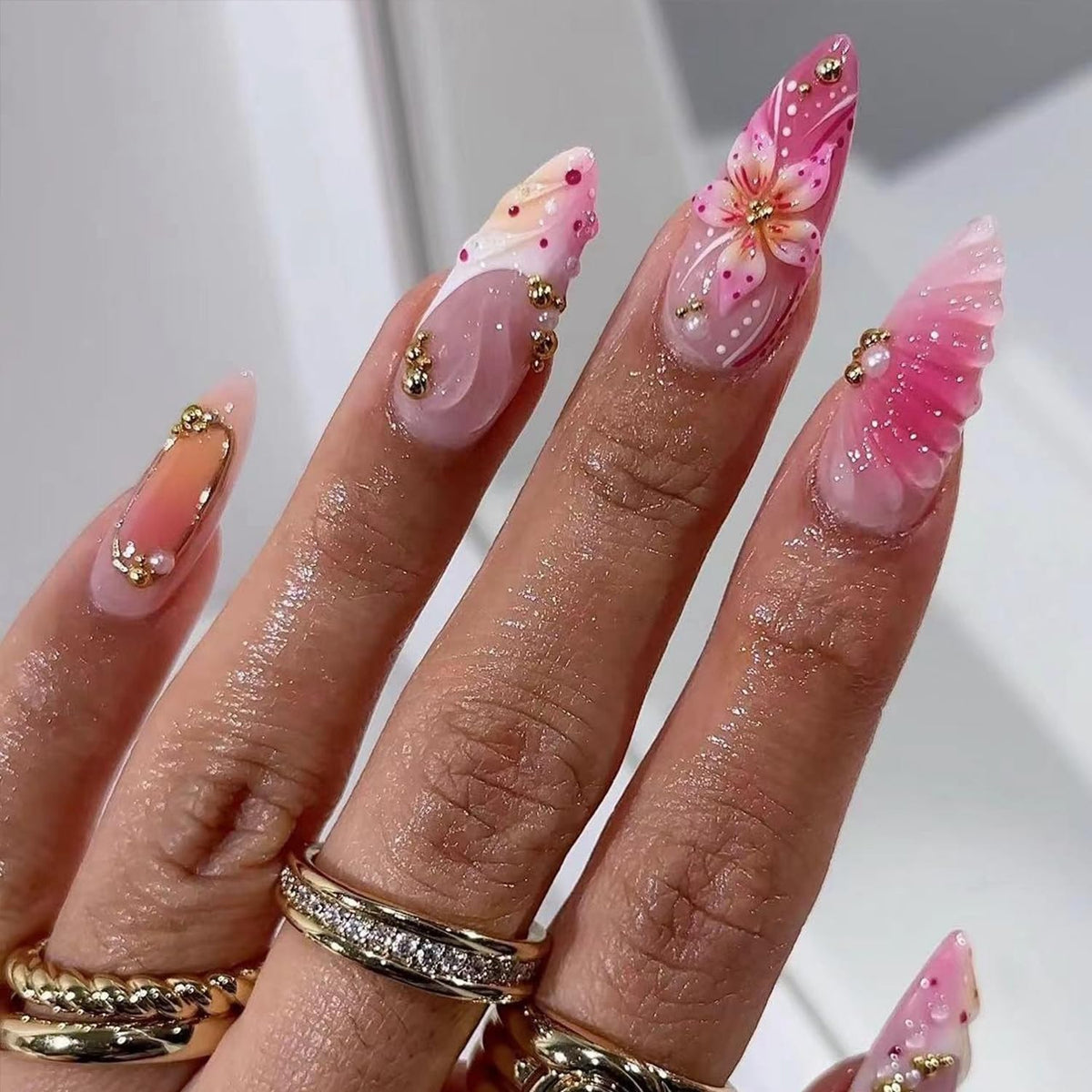 24Pcs White Flower Press on Nails Gold Bead Star French Tip Fake Nails