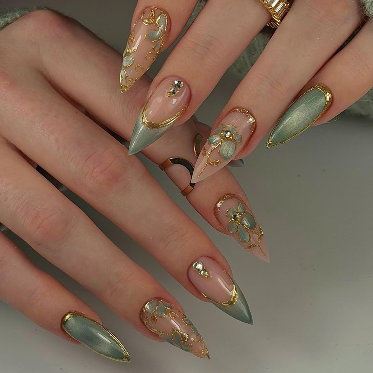 24Pcs Handmade Press on Almond Nails Nude Pink White Gold Flower Fake Nails Pearl False Nails Elegant Summer Nails Glue on Luxurious for Girl Women Stick on Nails Bridal Wedding Formal Events Life