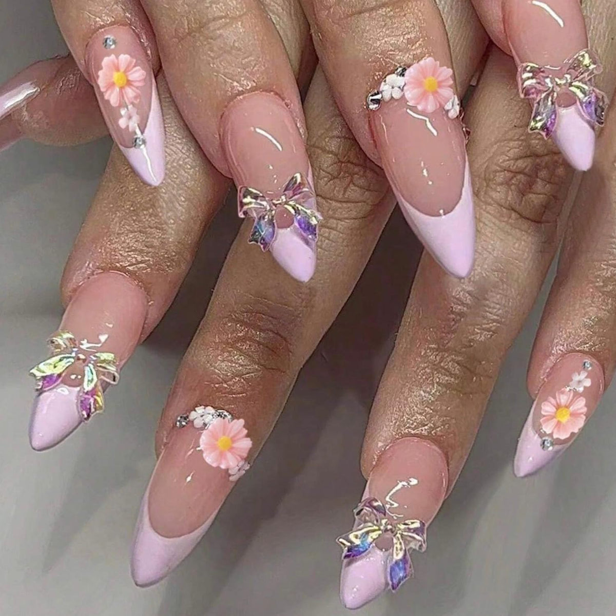 24Pcs French Tip Press on Nails Gloss Short Almond Fake Nails Bow Designs White French Nails Pearl Press ons Cute False Nails Artificial Rhinestones Stick on Nails Acrylic Nails for Women Nail Decor